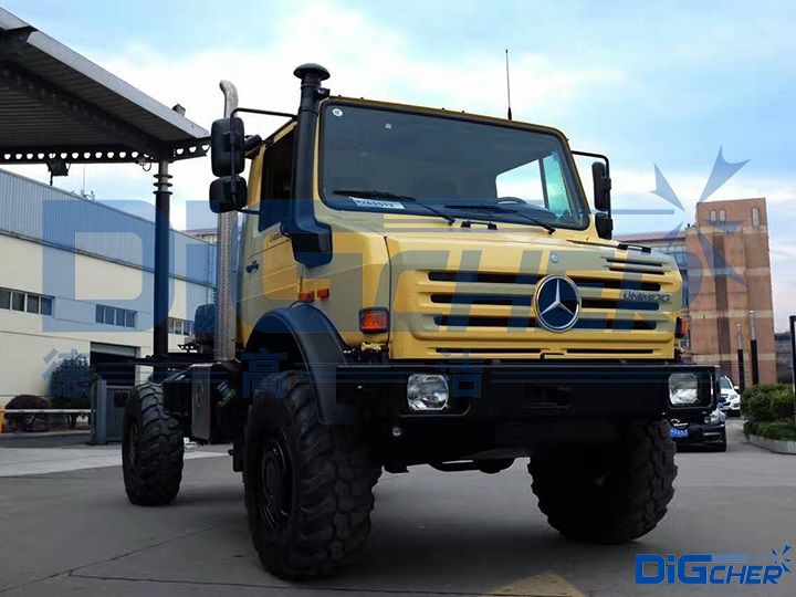 德高潔公鐵兩用軌道清潔車(chē)選用的奔馳烏尼莫克卡車(chē)底盤(pán)